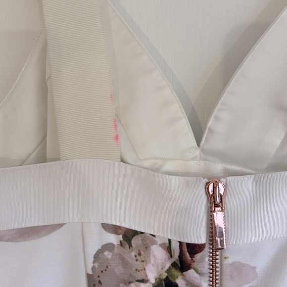 Ted Baker | Floral fitted white dress | Size 1 - Picture 10 of 11
